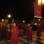 Cuneo - Lunedì 15/07/2013 - Sfilata della Confraternità S.S. Trinità alla processione della Madonna del Carmine con la presenza del Vescovo , Mons. CAVALLOTTO .